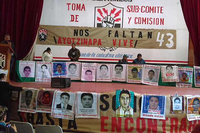 SME recibe en Necaxa a padres de normalistas desaparecidos