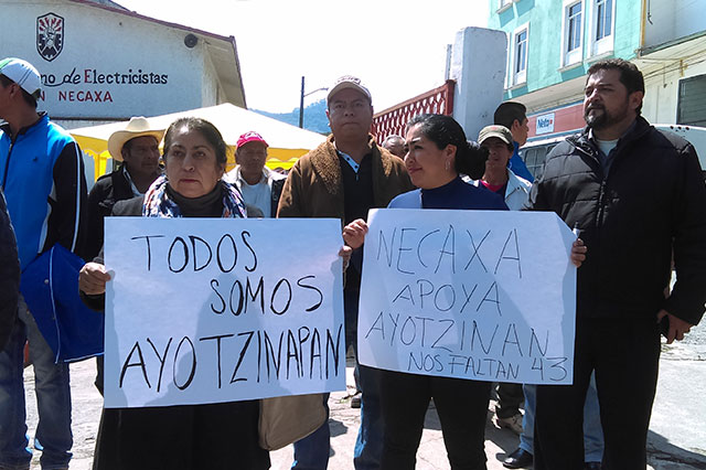 SME recibe en Necaxa a padres de normalistas desaparecidos
