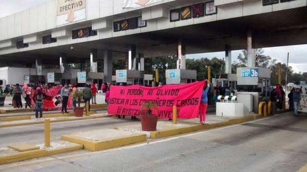 Buscan a chofer de tráiler donde murieron normalistas de Puebla