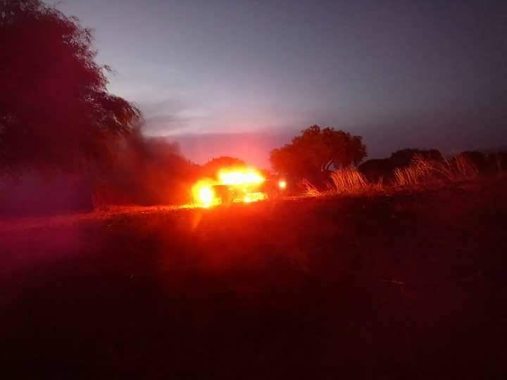 Incendian camioneta de supuestos ladrones en Tlacotepec