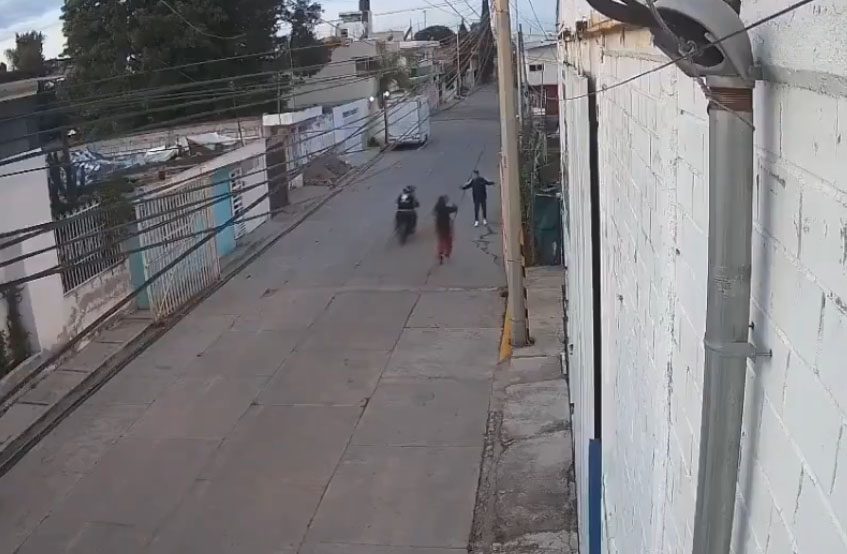 VIDEO Cámaras captan asalto a un hombre en San Francisco Totimehuacan