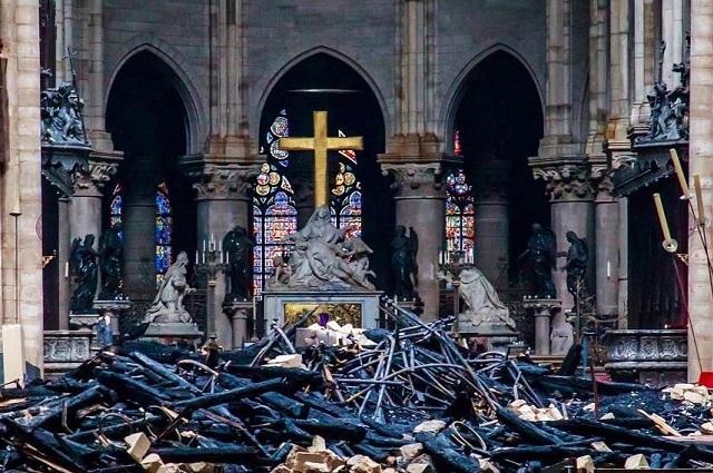 Tras incendio, cerrarán Notre Dame al menos 6 años