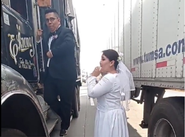 Festejan boda en pleno bloqueo de la México-Puebla y arman bailongo