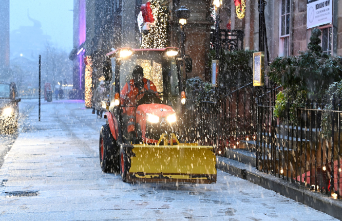 Reino Unido emite alerta climática por nieve, hielo e inundaciones