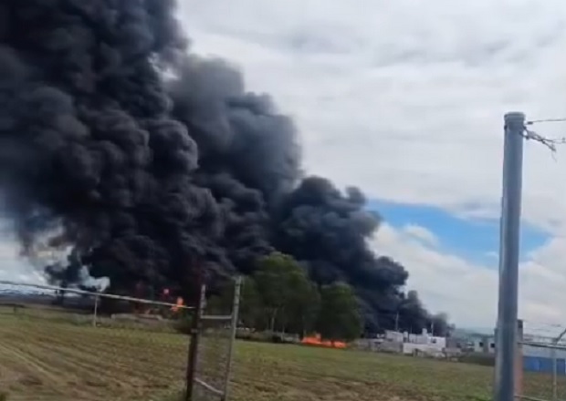 VIDEO Incendio en Atzompa genera enorme nube negra visible desde Puebla