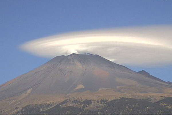Extrañas nubes se posan sobre el Popo, el Izta y el Pico de Orizaba