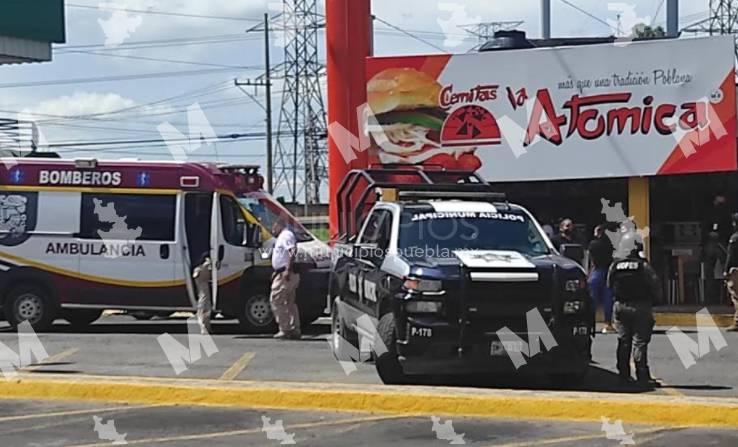 VIDEO Joven quiso suicidarse con cuchillo en puesto de cemitas en Cholula