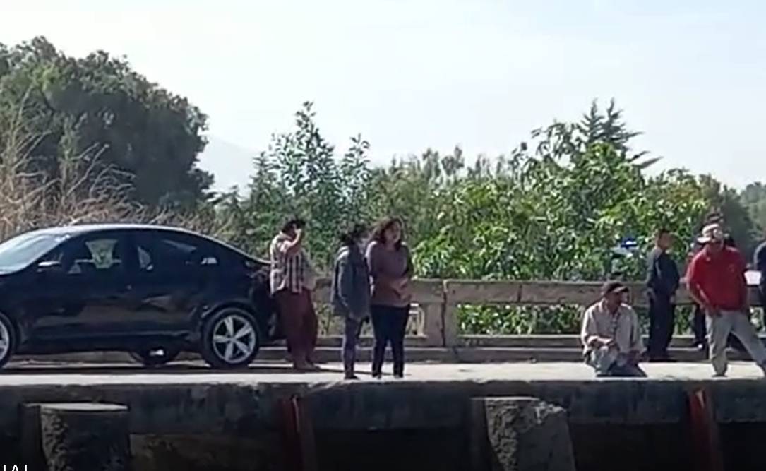 Buscan sobrevivientes de vehículo que cayó en aguas negras en Tecamachalco