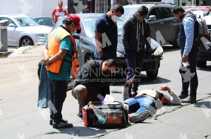 Auto atropella a motociclista frente a Plaza Dorada