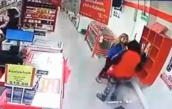 A través de cámaras queda grabado el robo en una tienda 3B en Tepeaca 