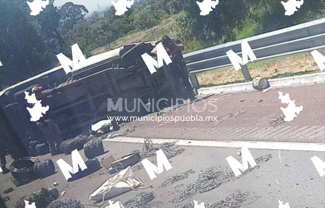 Volcadura de camioneta deja un muerto y tres heridos en la México-Puebla