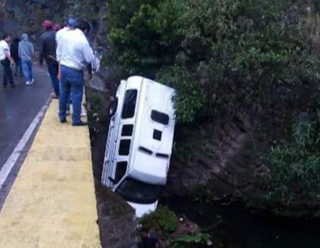 Familia se va con todo y camioneta a barranca en Tetela de Ocampo