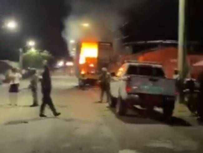VIDEO Carro bomba destruye completa estación de policía en Colombia