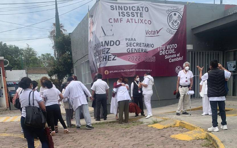 Derechohabientes del ISSSTEP de Atlixco se quejan por falta de atención