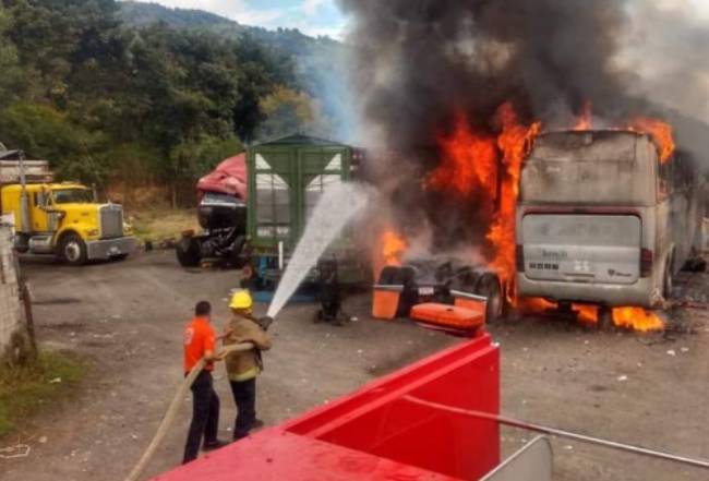 Se incendia camión de turismo en taller mecánico en Chignautla