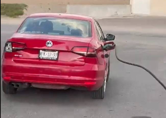 Automovilista huye de gasolinera con todo y manguera de bomba en Tecamachalco 
