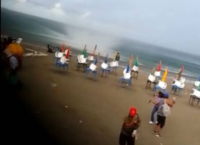VIDEO Tromba en Veracruz causa pánico entre turistas y vendedores