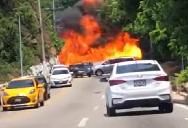 VIDEO Explota pipa con combustible sobre la avenida Escénica en Acapulco