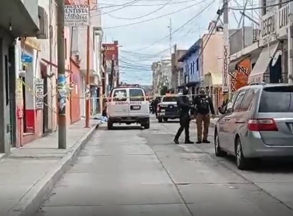 VIDEO En pleno centro de Texmelucan lo ejecutan de tres balazos