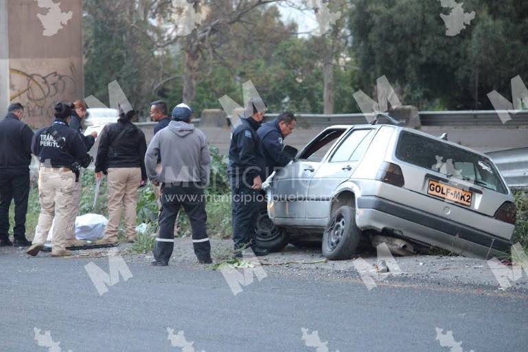 Hombre vuelca y muere frente al puente de San Felipe en Puebla