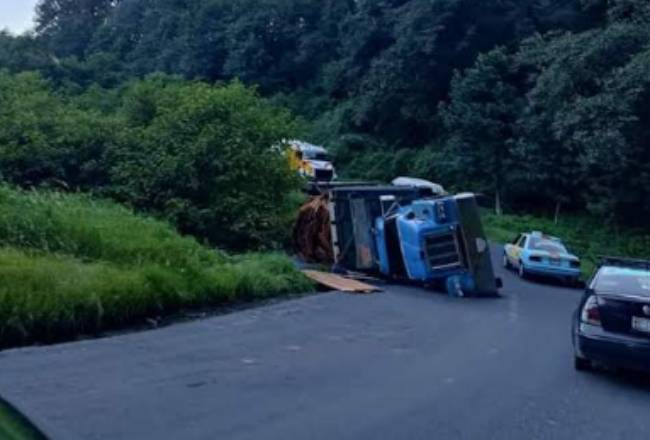 Volcadura de tráiler en Teziutlán genera tráfico intenso 