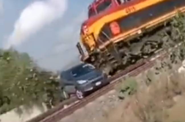 VIDEO Camioneta intenta ganarle al tren y termina destrozada