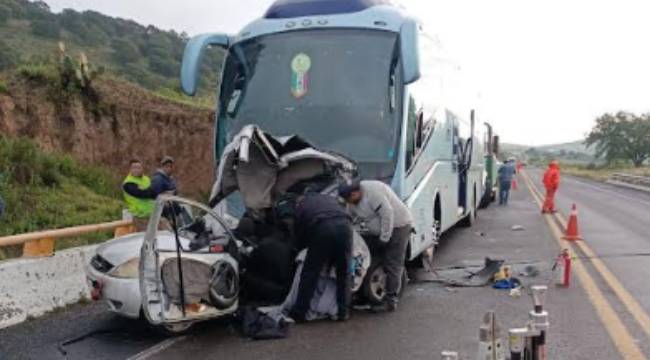 Autobús Atah destroza compacto y deja 3 muertos en Chignahuapan