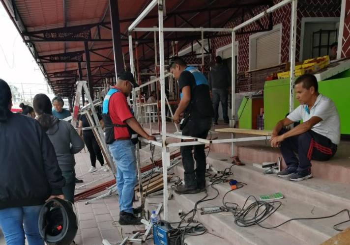 Acuerdan vendedores del mercado Benito Juárez medir espacio de sus puestos