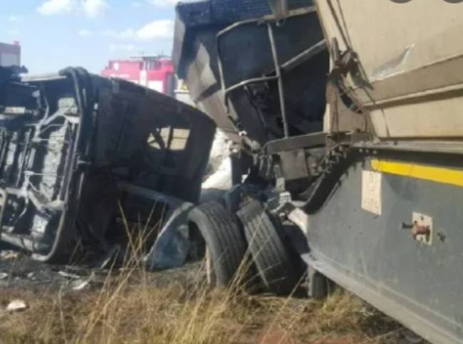 Camión choca y deja saldo de 16 niños muertos
