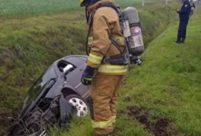 Automóvil queda en canal tras volcadura en Chignahuapan 