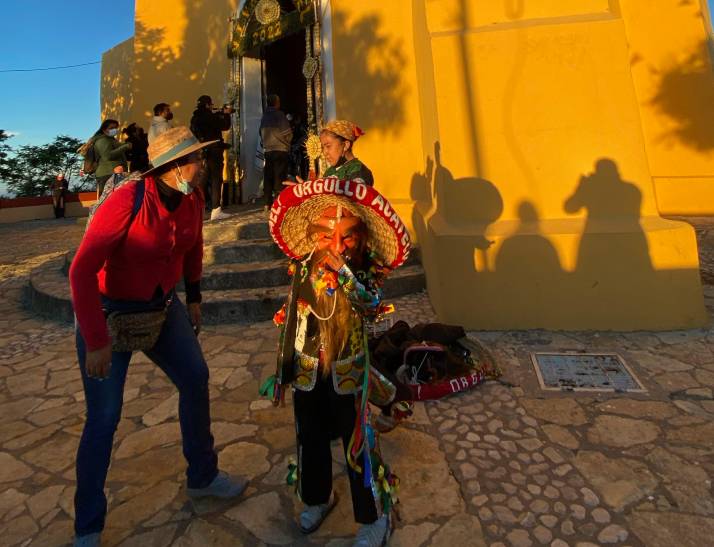 Decenas suben al cerro de San Miguel para festejar a uno de los patronos de Atlixco