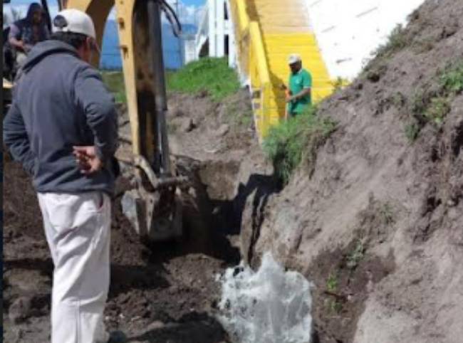 CFE rompe tubería de agua y deja sin servicio a varias colonias en Texmelucan