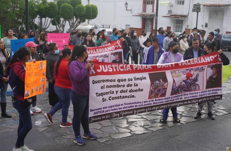 Colocan veladoras y lona pidiendo justicia por taquero en Tecamachalco