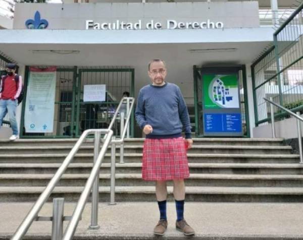 Alumnos y maestros llegan a la Facultad de Derecho en Veracruz vestidos con falda