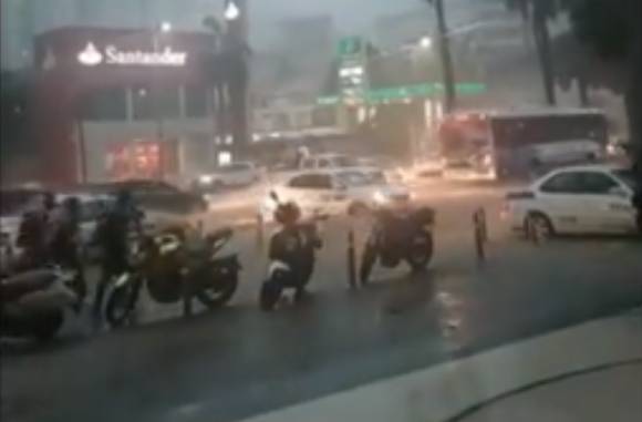 Lluvias arrastran autos y gente en Acapulco; desaparece una mujer