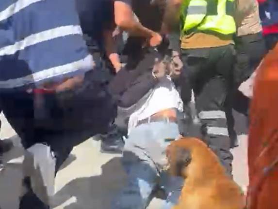 VIDEO Vecinos dan golpiza a ladrón que fue sorprendido en una casa en Tecamachalco