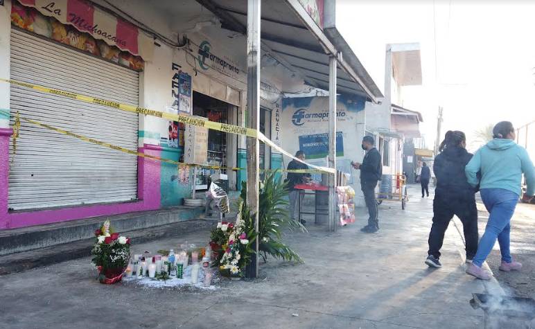 Colocan ofrenda floral para recordar a taquero asesinado en Tecamachalco