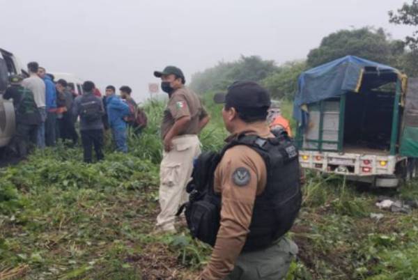 Se accidenta camión con al menos 100 migrantes en Veracruz