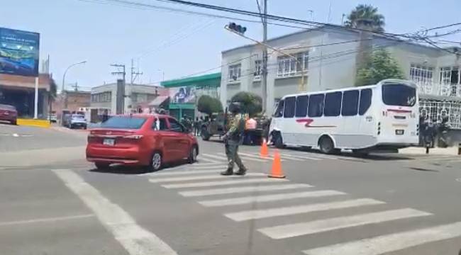VIDEO Choca Hummer del Ejército contra ruta 5 en Puebla capital