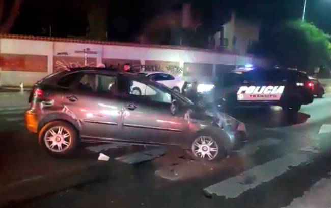 Por exceso de velocidad conductor vuelca su auto en bulevar 5 de Mayo en Puebla