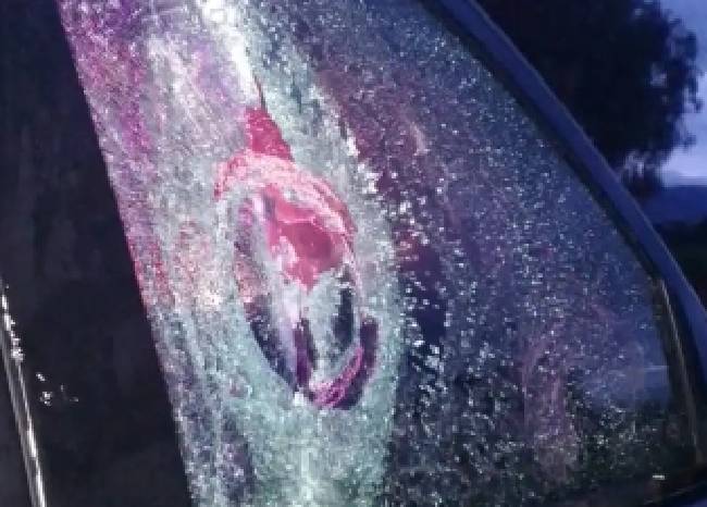 Delincuentes golpean a policías y balean patrulla en Tecamachalco