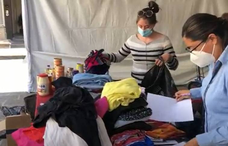 Poblanos se solidarizan y acuden con víveres al centro de acopio del DIF