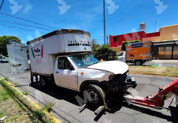 Chocan autos y uno termina volcado en la colonia Anzures en Puebla