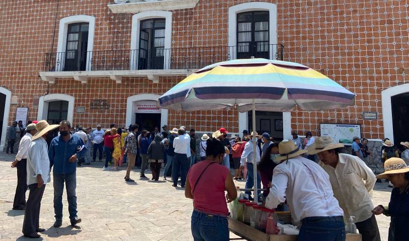 Vendedores de la plazuela del productor se manifiestan en Palacio Municipal de Atlixco