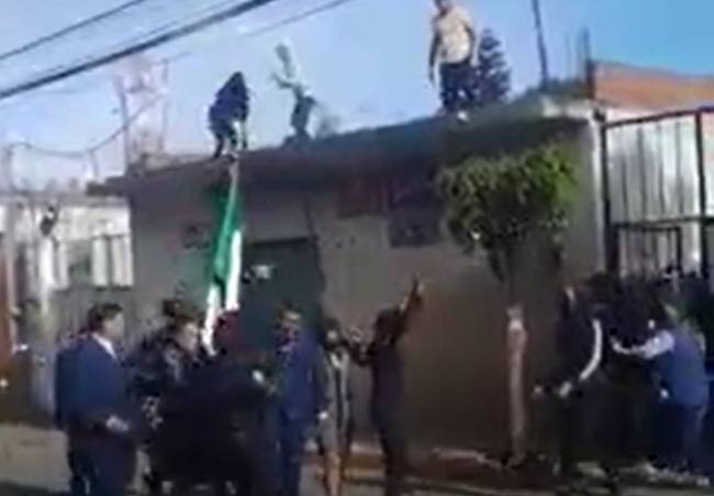 VIDEO Lanzan huevos a alcaldesa de Mazatecochco en desfile patrio