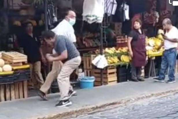 Se agarran a golpes dos abuelitos en el mercado turístico de Atlixco