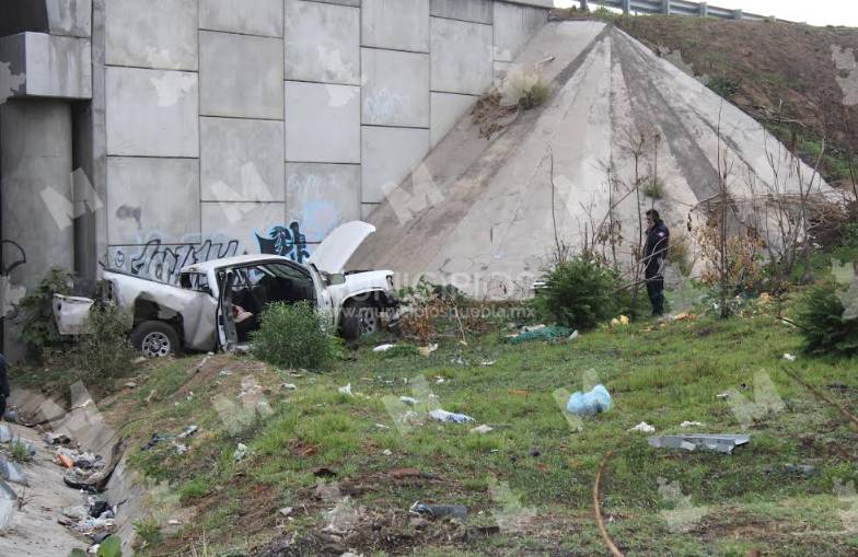 VIDEO Camioneta cae del Periférico, murió una mujer