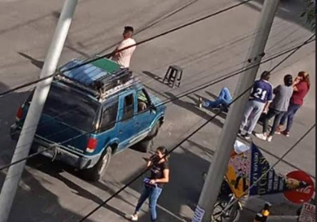 Auto embiste a motociclista en la avenida Rivera Anaya