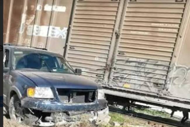 Por intentar ganarle el paso, es arrollado camioneta por tren en Tepeaca