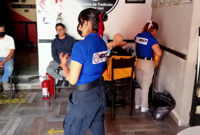 Imparten curso de primeros auxilios en uno de los bares más famosos de Atlixco